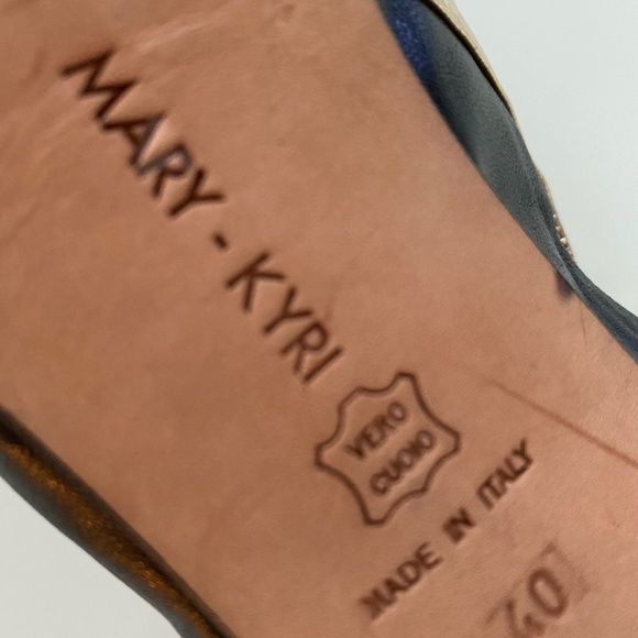 Black and gold heel - Picture 3 of 4